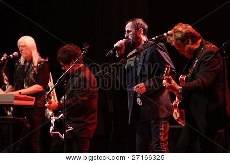 KIEV, Ucrania - 3 de junio: Ringo Starr durante su gira de conciertos en Kiev, Ucrania en 03 de junio de 2011.