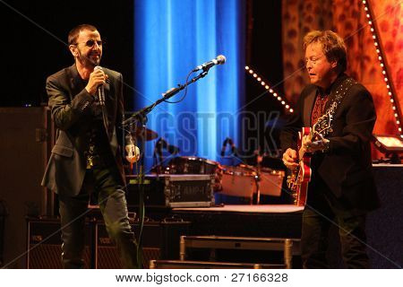 KIEV, Ucrania - 3 de junio: Ringo Starr durante su gira de conciertos en Kiev, Ucrania en 03 de junio de 2011.