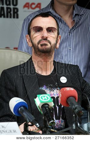 KIEV, Ucrania - 3 de junio: Ringo Starr durante su gira de conciertos en Kiev, Ucrania en 03 de junio de 2011.