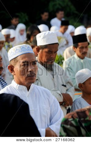 JAKARTA, Indonésie - 20. září: A muslimské, kterou člověk modlí s dalšími muslimy mimo mešity v Jakart
