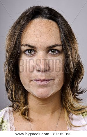 Přírodní žena v jejím 30. Vysoce detailní portrail