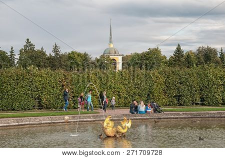 Peterhof, Saint-petersburg, Russia - September 2, 2018: People Walk Near The Mezheumniy (indefinite)