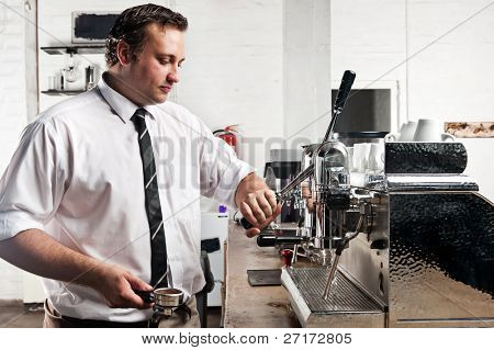 profesjonalny barista ekspertów sprawia, że kawa z maszyny