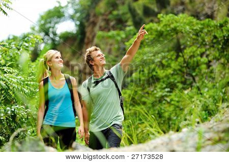 linda pareja divertirse juntos al aire libre en una caminata