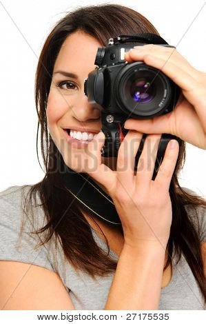 Attraente bruna mira sua macchina fotografica. composizione di una fotografia in studio, isolated on white