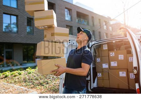 Delivery man dropping boxes 