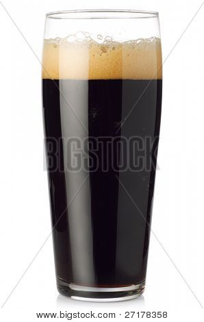 dunkles Bier, isoliert auf weiss Glas