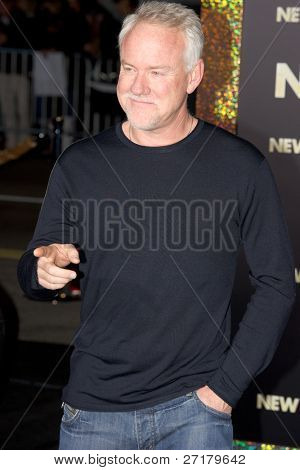HOLLYWOOD, CA - 5. prosince: Skladatel John Debney přijíždí na premiéře 