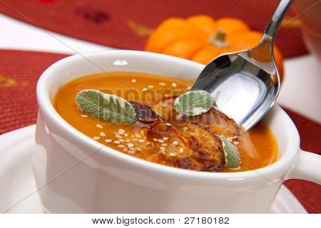 뜨거운 맛 있는 매운 볶은 호박 수프와 호박 칩 컵의 세이 지와 참 깨 세