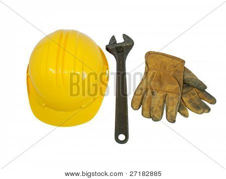 Sarı hardhat, eski deri eldiven ve beyaz zemin üzerine izole anahtarı