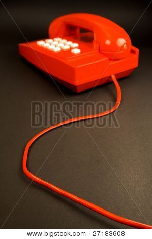 telefone vermelho isolado em preto