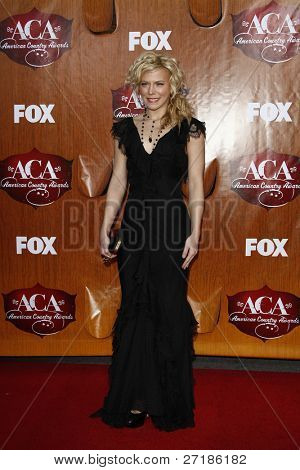 LOS ANGELES - DEC 5: Kimberly Perry di The Band Perry arriva presso l'American Country Awards 2011 una