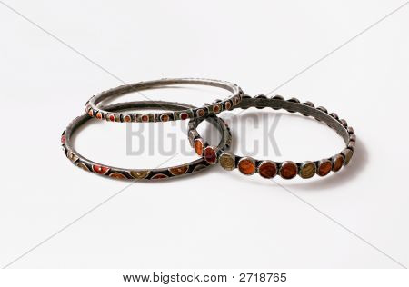 Braclets สาม