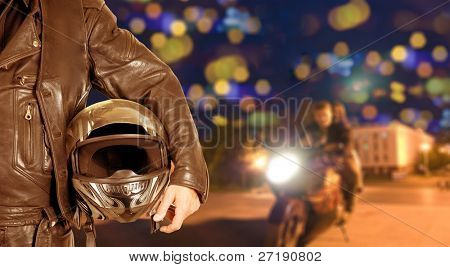 Biker closeup på nat byen baggrund
