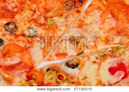 Margarites pizza portre Mozzarella peyniri, domates ve zeytin