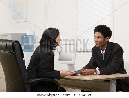 Vrouw uit te leggen financiële brochure medewerker of klant