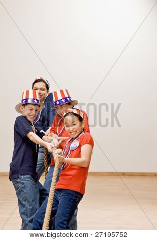 Bestemmes, patriotiske børn iført amerikanske flag hatte og trække rebet i tovtrækkeri