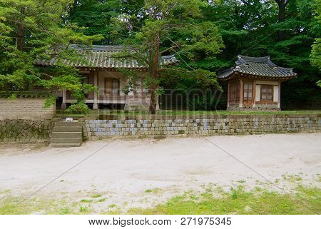 Seoul, Korea - August 31, 2008: Traditional Pavilions In Changdeokgung Palace Within A Large Park In
