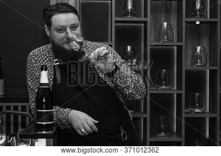 Sommelier, Cavist. Training In School Sommelier. Wine School. Wine Tasting