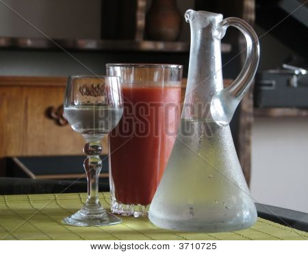 Studená Vodka a rajčatové šťávy