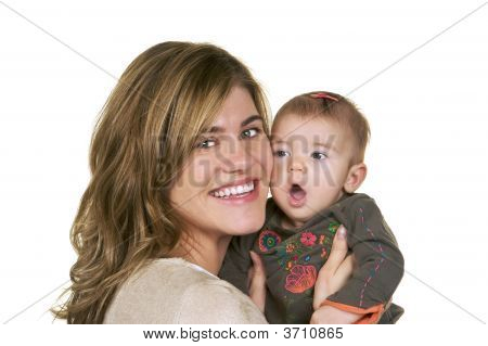 Momma krammede hendes lille pige