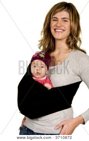 Glad mor med Baby i en slynge