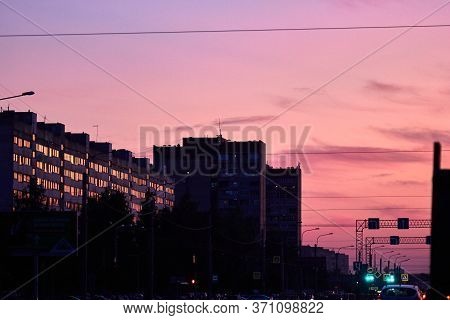 Saint Petersburg, Russia-june 2019: Sunset In The Reflections Of City Windows, Traffic Moving Along 