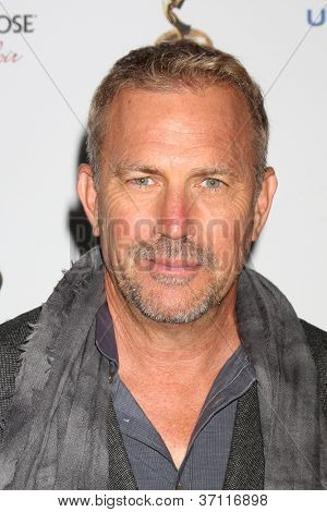 LOS ANGELES - SEP 21: Kevin Costner arriva alla Reception Primetime Emmy esecutori candidato a 