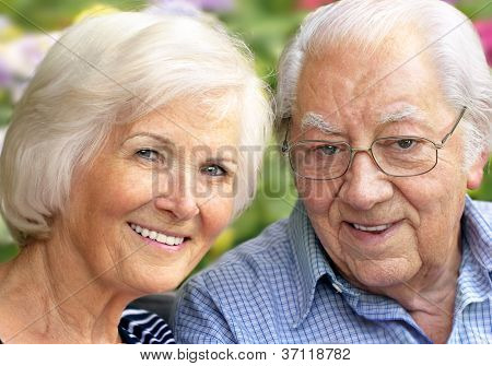 Ritratto felice coppia senior, outdoor, close-up