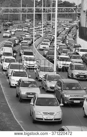 Salvador, Bahia / Brazil - October 2, 2017: Vehicles Are Seen Transiting On Highway Br 324 In The Ci