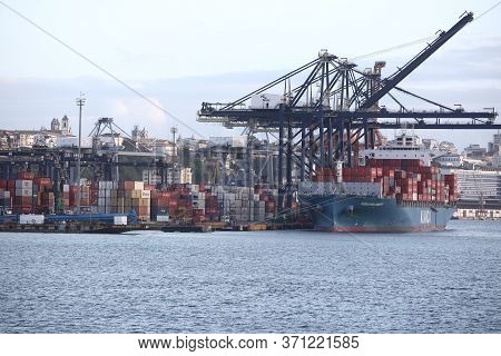 Salvador, Bahia / Brazil - Setembro 5, 2017: Cargo Ship Is Seen During Unloading Operation In The Po