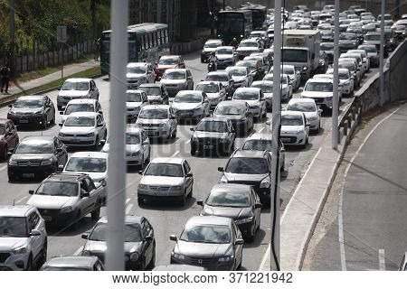 Salvador, Bahia / Brazil - October 2, 2017: Vehicles Are Seen Transiting On Highway Br 324 In The Ci
