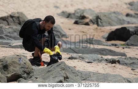 Salvador, Bahia/brazil - October 13, 2019: Volunteers Clean Up Oil At Jardim De Alah Beach, The Site