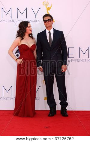 Лос-Анджелес - 23 сентября: Кэт Деннингс прибывает в 2012 Emmy Awards в театре Nokia на 23 сентября