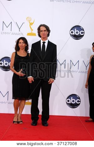 LOS ANGELES - SEP 23: Susanna Hoffs, Jay Roach dorazí na Emmy Awards 2012 v divadle Nokia na 