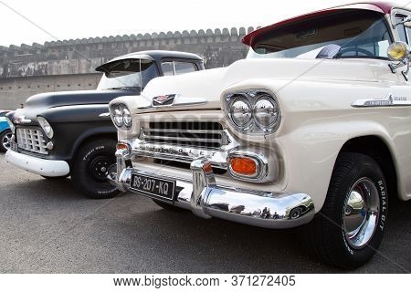 Bordeaux , Aquitaine / France - 06 10 2020 : Chevrolet Apache 31 Fleetside Pickup Truck White Classi