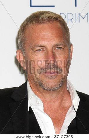 LOS ANGELES - SEP 23: Kevin Costner nella sala stampa del 2012 Emmy Awards al Nokia Theater su S