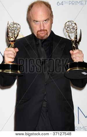 LOS ANGELES - SEP 23: Louis Szekely, aka Lewis C.K. v tiskovém centru Emmy Awards 2012 bez