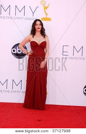 Лос-Анджелес - 23 сентября: Кэт Деннингс прибывает в 2012 Emmy Awards в театре Nokia на 23 сентября