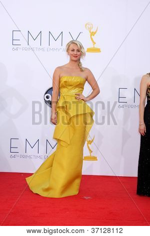 LOS ANGELES - SEP 23 : Kaley Cuoco arrive au 2012 Emmy Awards au Nokia Theater le 23 septembre,