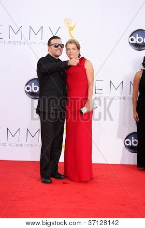 LOS ANGELES - 23 de setembro: Ricky Gervais chega 2012 Emmy Awards, no Nokia Theater, em 2 de setembro