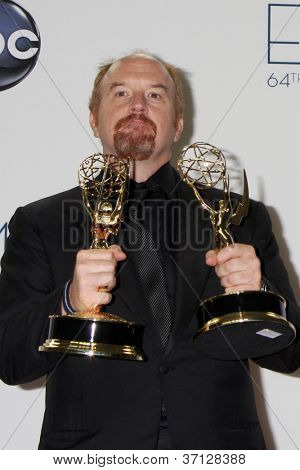 LOS ANGELES - SEP 23: Louis Szekely, aka Lewis C.K. v tiskovém centru Emmy Awards 2012 bez