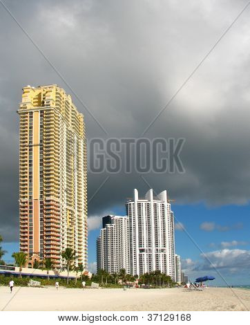 Vue de la plage de Miami avec ciel orageux