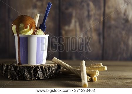 Two Vanilla Ice Cream Balls With Sirope