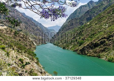 Un fiume di valle tra le montagne