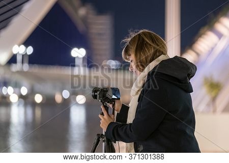 Woman Traveler Landscape Photography With Mirrorless Camera Travel Night Photo With Tripod To Avoid 