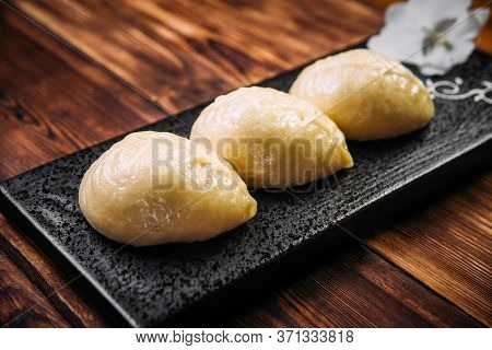 Korean Steamed Pjan-se Pigodi Pies With Cabbage And Meat , Horizontal