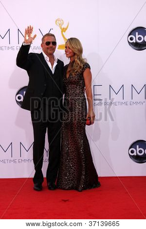 LOS ANGELES - SEP 23: Kevin Costner arriva al 2012 Emmy Awards al Nokia Theater il 2 settembre