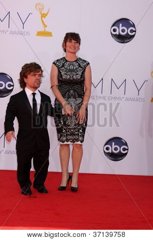 LOS ANGELES - SEP 23: Peter Dinklage; Erica Schmidt ankommer til 2012 Emmy Awards på Nokia Theate