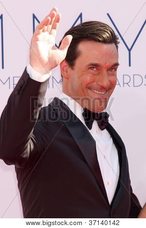 LOS ANGELES - 23 SEP: Jon Hamm llega a los premios Emmy de 2012 en el Nokia Theater el 23 de septiembre, 20